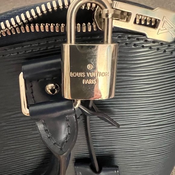 LV Alma PM/100% authentic. Almost new condition. Only worn a few times. - Picture 10 of 14